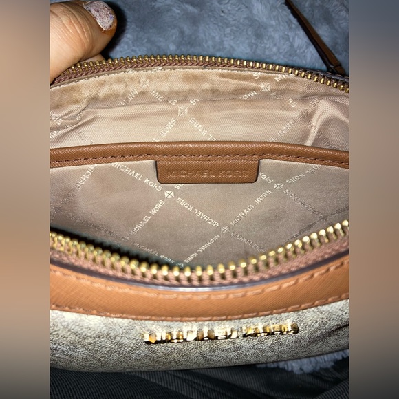 I’m selling my Michael Kors Jet Set Large Crossbody! - Picture 2 of 8